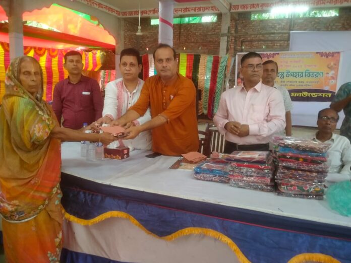 বোরহানউদ্দিনে বিষ্ণু আরতি ফাউন্ডেশনের শারদ বস্ত্র উপহার বিতরণ ।