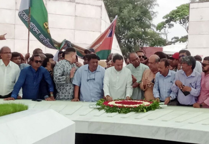 শহীদ রাষ্ট্রপতি জিয়াউর রহমানের মাজারে ডেজা’র শ্রদ্ধা নিবেদন।