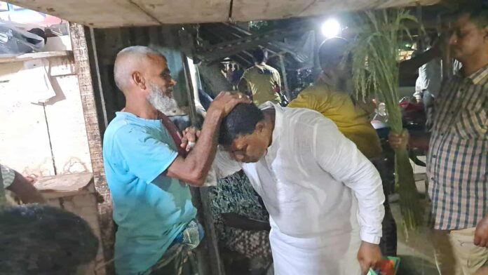 শিবগঞ্জে বিএনপি নেতা সাদিকুর রহমানের লিফলেট বিতরন।