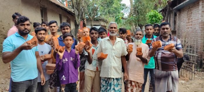 চাঁপাইনবাবগঞ্জে রাস্তা নির্মাণে অনিয়মের অভিযোগে কাজ বন্ধ।