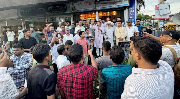 দক্ষিণ সুরমার কামাল বাজারে ৩১ দফার লিফলেট বিতরণ ও ধানের শীষের পক্ষে খান জামালের প্রচারণা।