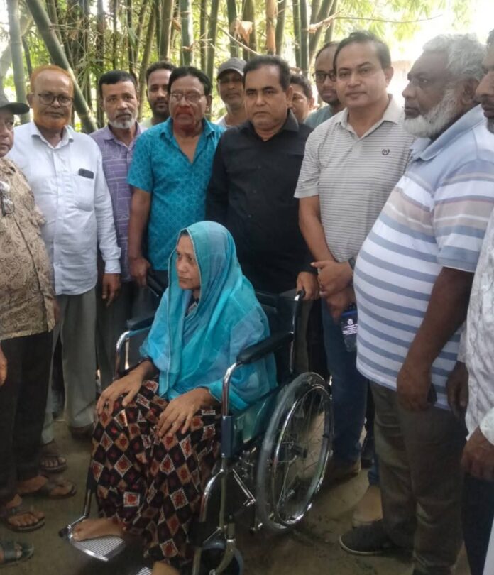 ডিমলায় তুহিনের পক্ষ থেকে অসহায় বৃদ্ধা পংগু মহিলাকে হুইল চেয়ার বিতরণ।