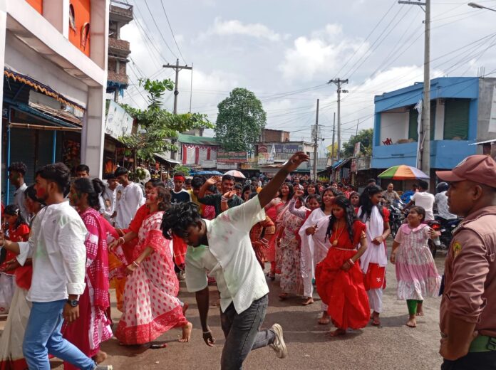 রাণীশংকৈলে সিঁদুর খেলায় আনন্দঘন পরিবেশে শেষ হলো শারদীয় দুর্গোৎসব।
