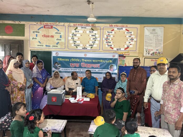 সারাদেশে একযোগে টাইফয়েড (টিসিভি) টিকাদান কর্মসূচির উদ্বোধন: কমলগঞ্জে প্রথম দিনে উৎসবমুখর পরিবেশে টিকাদান শুরু।