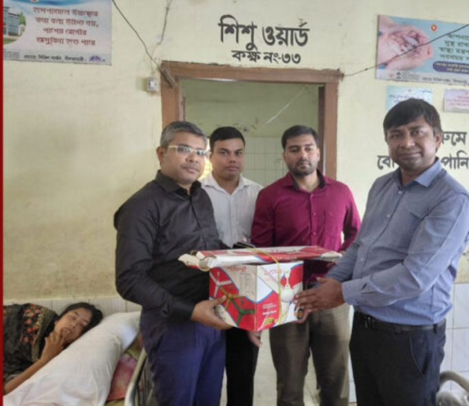 ডিমলা হাসপাতাল পরিদর্শনে গিয়ে শিশু ওয়ার্ডে ফ্যান না থাকায় তাৎক্ষণিক ফ্যান দিলেন ইউএনও।