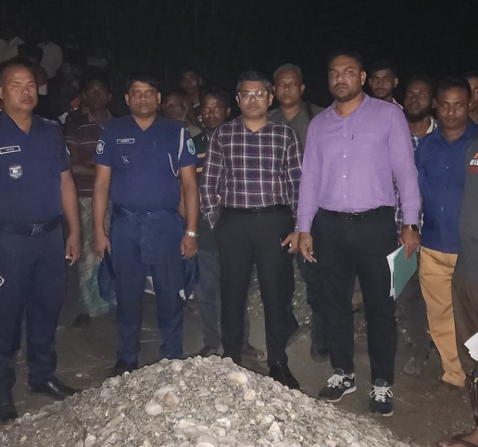 ডিমলায় অবৈধভাবে পাথর মজুদের অপরাধে এক ব্যবসায়ীর ১৫ হাজার টাকা জরিমানা।