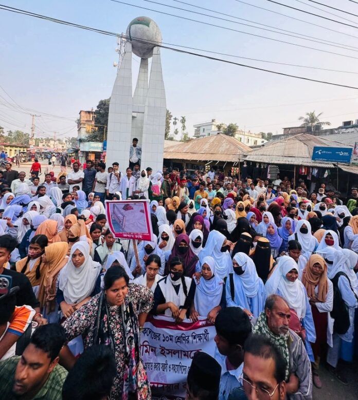 ডিমলায় শিক্ষার্থী আল আমিনের ওপর ছুরি দিয়ে অতর্কিত হামলায় বিক্ষোভে উত্তাল।