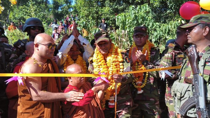 আলীকদমের দুর্গম কুরুকপাতায় নবনির্মিত বৌদ্ধবিহার উদ্বোধন করলেন জোন কমান্ডার।