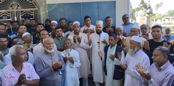 নির্বাচনী প্রচারণার ব্যস্ততা পাশ কাটিয়ে মসজিদ-মাদ্রাসায় গিয়ে খালেদা জিয়ার সুস্থতার জন্য দোয়া চাচ্ছেন এম এ মালিক।