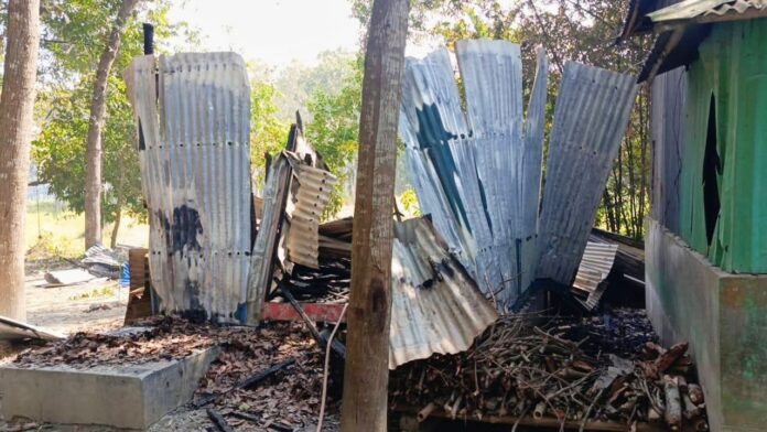 বোয়ালমারীতে নির্বাচন পরবর্তী সহিংসতায় বাড়িঘর-দোকানপাট ভাঙচুর-অগ্নিসংযোগ।