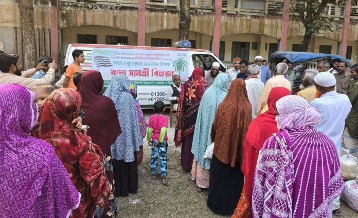 ডিমলায় আফেন্দীর পক্ষ থেকে অসহায় ও নিম্নআয়ের মানুষের মাঝে ইফতার সামগ্রী বিতরণ।