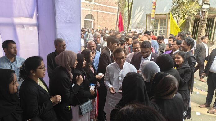 আইনজীবী সমিতির নির্বাচন পরিদর্শন করলেন খন্দকার মুক্তাদির।