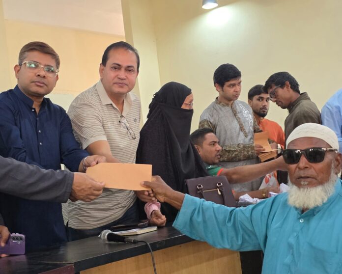 ডিমলায় গরীব ও অসহায় মানুষের মাঝে প্রধানমন্ত্রীর ত্রাণ তহবিলের অনুদান বিতরণ।