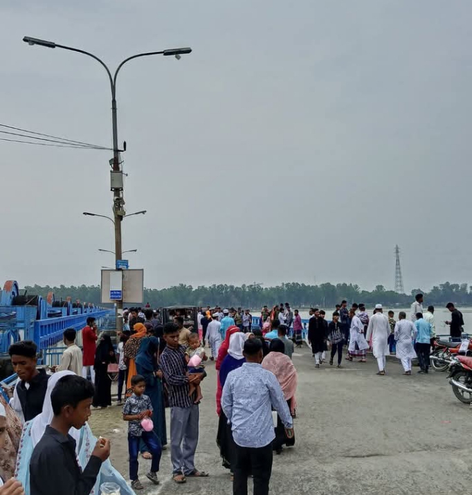 ঈদ আনন্দে উত্তরের জনপ্রিয় পর্যটন কেন্দ্র তিস্তা ব্যারাজে বিনোদনপ্রেমী পর্যটকের ভিড়।