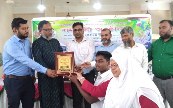 শিবগঞ্জে দুই দিনব্যাপী বিজ্ঞান মেলার সমাপ্তি শিবগঞ্জ (চাঁপাইনবাবগঞ্জ) প্রতিনিধি: চাঁপাইনবাবগঞ্জ শিবগঞ্জ উপজেলায় দুই দিনব্যাপী বিজ্ঞান ও প্রযুক্তি মেলার সমাপ্তি হয়েছে। ৪৭তম বিজ্ঞান ও প্রযুক্তি মেলা, ১০ম বিজ্ঞান অলিম্পিয়াড ও ১০ম বিজ্ঞান কুইজ প্রতিযোগিতা-২০২৬-এর অংশ হিসেবে এই মেলার আয়োজন করা হয়। বৃহস্পতিবার (৯ এপ্রিল) উপজেলা পরিষদ হলরুমে আয়োজিত সমাপনী অনুষ্ঠানে ‘উদ্ভাবননির্ভর বাংলাদেশ গঠনে বিজ্ঞান ও প্রযুক্তি’ প্রতিপাদ্যকে সামনে রেখে উপজেলা প্রশাসন আয়োজনে বিজ্ঞান ও প্রযুক্তি মন্ত্রণালয়ের পৃষ্ঠপোষকতায় এবং জাতীয় বিজ্ঞান ও প্রযুক্তি জাদুঘরের তত্ত্বাবধানে মেলায় শিক্ষার্থীদের উদ্ভাবিত বিজ্ঞানভিত্তিক বিভিন্ন প্রদর্শনী দেখানো হয়। উপজেলা ভারপ্রাপ্ত নির্বাহী কর্মকর্তা তৌফিক আজিজের সভাপতিত্বে অনুষ্ঠানে উপজেলা কৃষি কর্মকর্তা নয়ন মিয়া, ভারপ্রাপ্ত উপজেলা মাধ্যমিক শিক্ষা কর্মকর্তা জয়নাল আবেদিন, উপজেলা পল্লী উন্নয়ন অফিসার শাহিন আক্তারসহ বিভিন্ন দপ্তরের কর্মকর্তা, শিক্ষাপ্রতিষ্ঠানের প্রধান ও শিক্ষার্থীরা উপস্থিত ছিলেন। মেলায় শিক্ষার্থীদের উদ্ভাবনী কাজ ও প্রযুক্তি প্রদর্শন দর্শনার্থীদের মধ্যে ব্যাপক আগ্রহ সৃষ্টি করে। সমাপনী অনুষ্ঠানে বিভিন্ন ক্যাটাগরিতে বিজয়ীদের মধ্যে পুরস্কার বিতরণ করা হয়। উপজেলা ভারপ্রাপ্ত নির্বাহী কর্মকর্তা তৌফিক আজিজ বলেন, এ ধরনের আয়োজন শিক্ষার্থীদের মধ্যে বিজ্ঞানচর্চা ও প্রযুক্তি বিষয়ে আগ্রহ বাড়াতে এবং উদ্ভাবনী মনোভাব গড়ে তুলতে সহায়ক ভূমিকা রাখে। তিনি শিক্ষার্থীদের উদ্ভাবনী চিন্তা ও প্রযুক্তি বিষয়ে আরও বেশি কাজ করার আহ্বান জানান। মেলায় বিভিন্ন শিক্ষাপ্রতিষ্ঠানের শিক্ষার্থীরা তাদের উদ্ভাবিত প্রজেক্ট প্রদর্শন করে। এর মধ্যে উল্লেখযোগ্য ছিল রোবটিক্স, সোলার সিস্টেম, বায়োটেকনোলজি, এনভায়রনমেন্টাল সায়েন্সসহ বিভিন্ন বিষয়ের প্রদর্শনী। এছাড়াও মেলায় বিজ্ঞান বিষয়ক বিভিন্ন সেমিনার ও কর্মশালা অনুষ্ঠিত হয়। যেখানে শিক্ষার্থীরা বিজ্ঞান ও প্রযুক্তি বিষয়ে গুরুত্বপূর্ণ তথ্য ও পরামর্শ পায়।