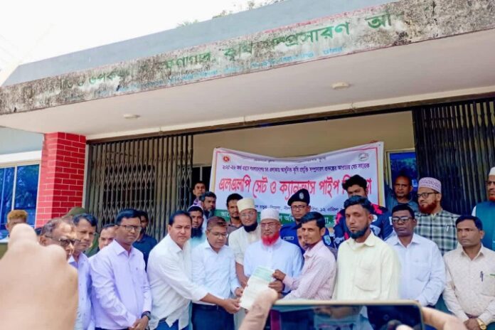 ডিমলার চরাঞ্চলে কৃষকদের মধ্যে এলএলপি সেট ও পাইপ বিতরণ।