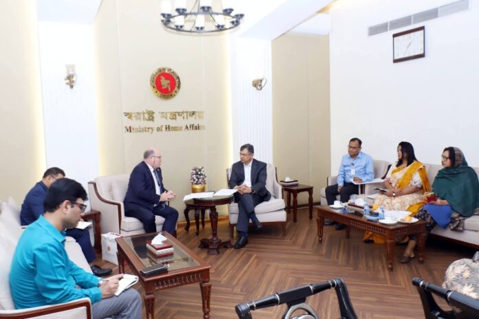 স্বরাষ্ট্রমন্ত্রীর সঙ্গে আইসিআরসি বাংলাদেশ প্রতিনিধিদলের প্রধানের সৌজন্য সাক্ষাৎ।