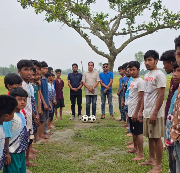 ডিমলায় মাদকে না বলি খেলা ধুলায় জীবন গড়ি এই স্লোগানে যুবসমাজের মধ্যে ফুটবল বিতরণ।