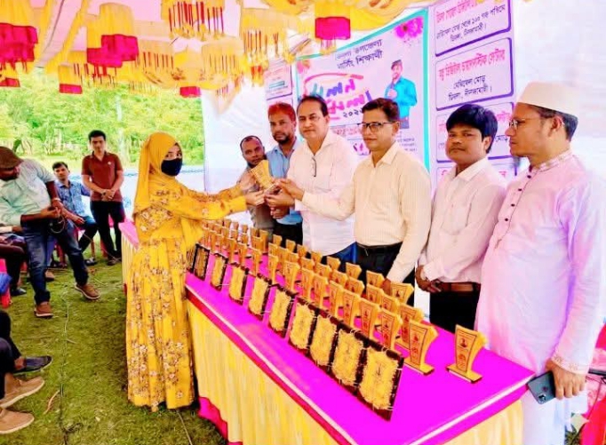 ডিমলায় নিউরন নার্সিং ইনস্টিটিউটের কৃতি ছাত্র ছাত্রীদের মধ্যে ক্রেস্ট বিতরণ।