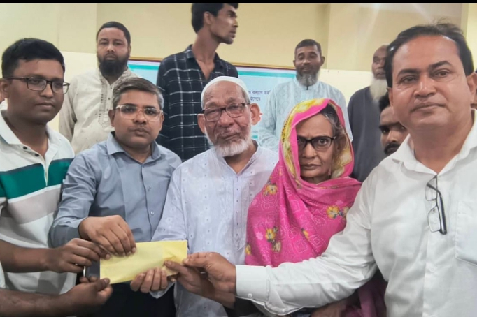 ডিমলায় ৫০০ জন অসহায় মানুষের মাঝে প্রধানমন্ত্রীর ঈদ উপহার নগদ অর্থ বিতরণ।