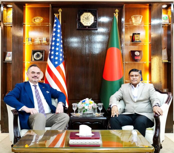 মাননীয় প্রধানমন্ত্রীর প্রতিরক্ষা উপদেষ্টার সঙ্গে মার্কিন যুক্তরাষ্ট্রের রাষ্ট্রদূত এর সৌজন্য সাক্ষাৎ।