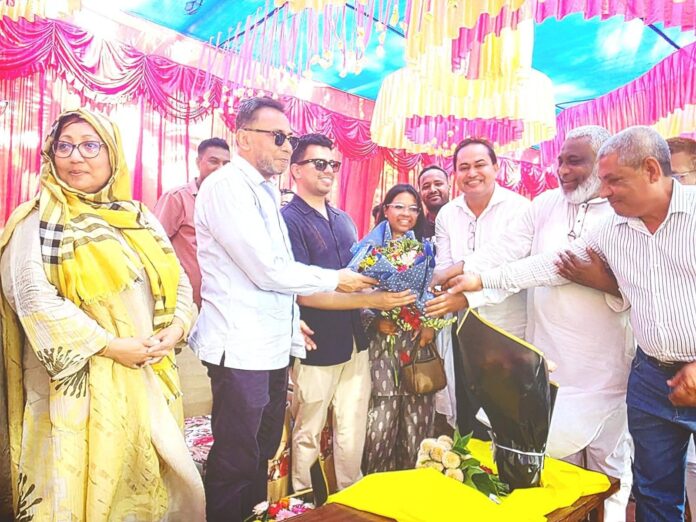 দাদুর বাড়িতে এসে ফুলেল শুভেচ্ছায় সিক্ত হলেন সাবেক এমপি তুহিনের ছেলে ও পুত্রবধূ।