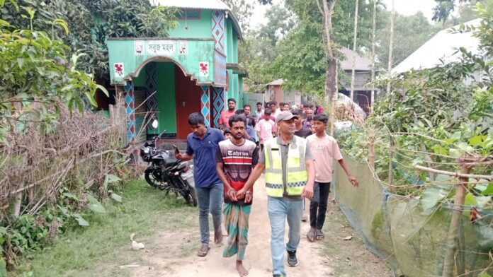 বোয়ালমারীতে আম খাওয়ার প্রলোভনে বুদ্ধিপ্রতিবন্ধী কিশোরীকে ধর্ষণ, অভিযুক্ত গ্রেপ্তার।