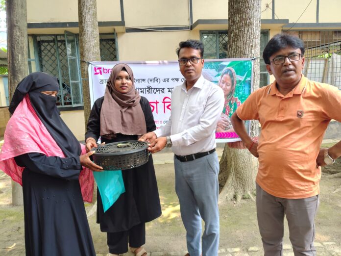 বোয়ালমারীতে ব্র্যাকের উদ্যোগে প্রান্তিক খামারিদের মাঝে হাঁসের বাচ্চা বিতরণ।