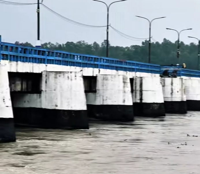 ভারতের উজান থেকে নেমে আসা পাহাড়ি ঢলে তিস্তা নদীর পানি বৃদ্ধি।
