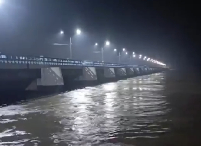 তিস্তায় পানি বৃদ্ধি, পরিস্থিতি নিয়ন্ত্রণে ব্যারাজের ৪৪টি জলকপাট খোলা রাখা হয়েছে।