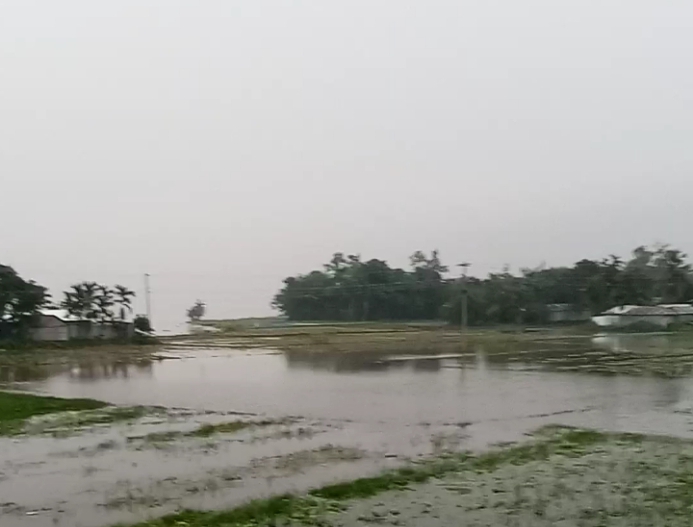 ভারতের পাহাড়ি ঢলে তিস্তার তীরবর্তী বিস্তীর্ণ নিম্নাঞ্চল প্লাবিত, পানিবন্দি মানুষজন।