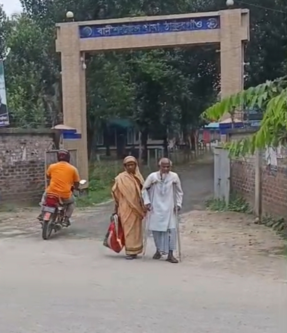 রাণীশংকৈলে বৃদ্ধ বাবা-মাকে পিটিয়ে বাড়িছাড়া করার অভিযোগ ছেলে-পুত্রবধূদের বিরুদ্ধে।