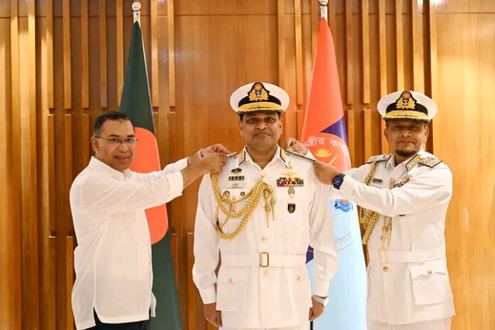 নৌবাহিনী প্রধান ভাইস অ্যাডমিরাল খোন্দকার মিসবাহ উল আজীমকে র্যাঙ্ক ব্যাজ পরানো হয়েছে।