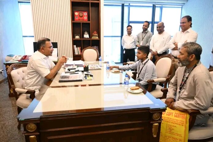 প্রধানমন্ত্রীর সঙ্গে দেখা করল ভুবন ভোলানো হাসিতে মন জয় করা সেই তাহসিন, যে কিনা বড় বোন হারিয়ে হাসতে ভুলে গিয়েছিল।
