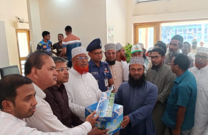 ডিমলায় নগদ অর্থ সহায়তা ও মসজিদ মাদ্রাসায় সিলিং ফ্যান প্রদান।