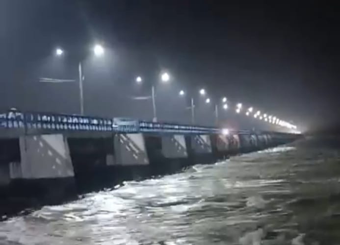তিস্তার পানি নিয়ন্ত্রণ রাখতে ডালিয়ায় খুলে দেওয়া হয়েছে ব্যারেজের ৪৪টি জলকপাট।
