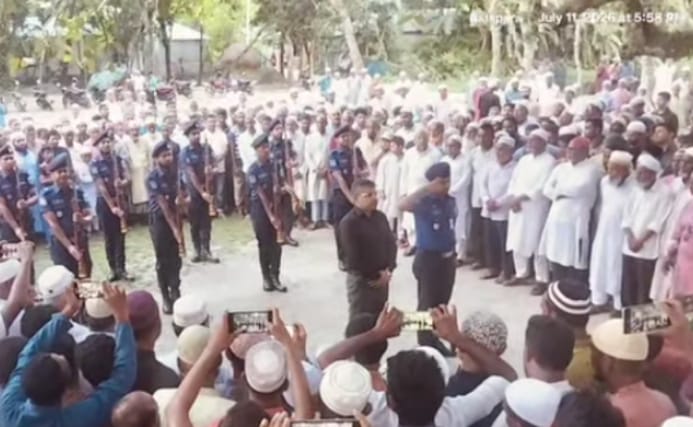 ডিমলায় রাষ্ট্রীয় মর্যাদায় মুক্তিযোদ্ধা হবিবর রহমানের দাফন সম্পন্ন হয়েছে।