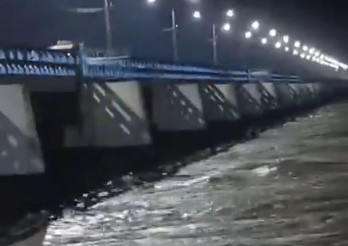 ডালিয়া পয়েন্টে তিস্তার পানি বিপৎসীমা অতিক্রম করেছে।