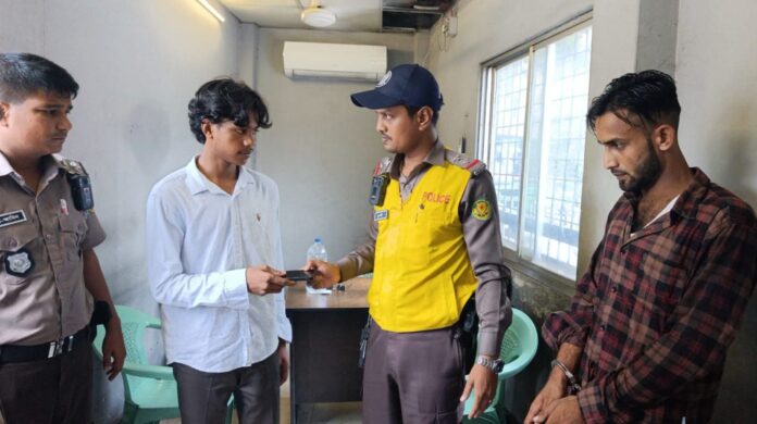 ডিমলার সন্তান সার্জেন্ট নূরনবী’র সাহসিকতায় মোবাইলসহ ছিনতাইকারী আটক।