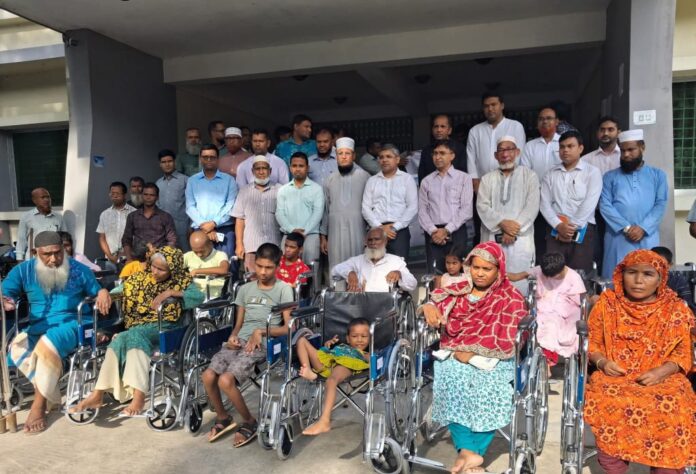ডিমলায় প্রতিবন্ধীদের মাঝে হুইলচেয়ার বিতরণ।