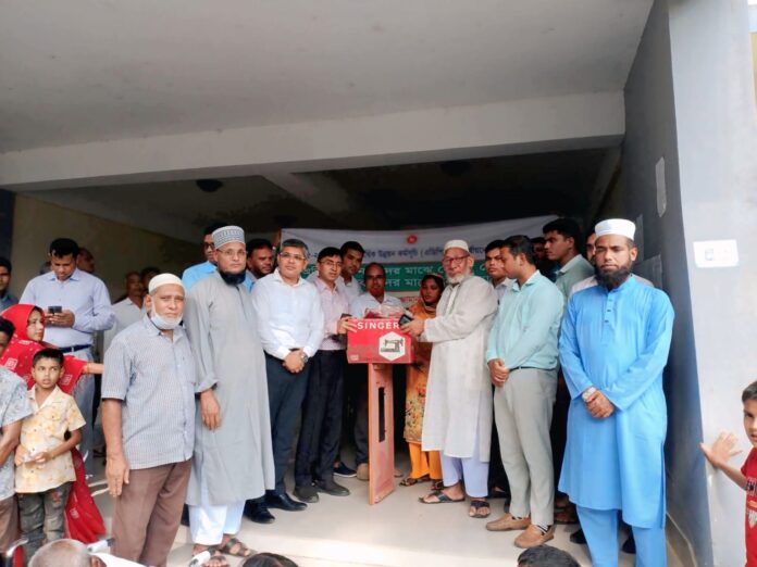 ডিমলায় দরিদ্র নারীদের মাঝে সেলাই মেশিন বিতরণ।