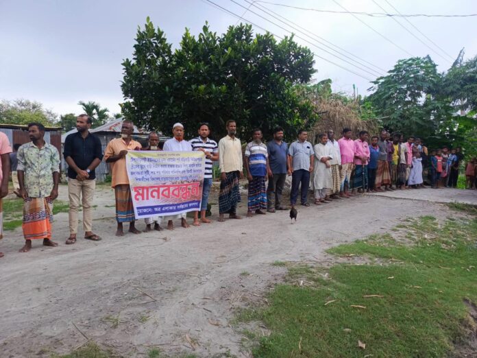 সড়কে ব্রিজ দখলে জলাবদ্ধতায় চরম জনদুর্ভোগ, অপসারণের দাবিতে ডিমলায় মানববন্ধন।