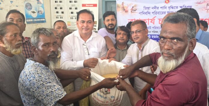 প্রধানমন্ত্রীর তহবিল থেকে পানিবন্দি পরিবারে মাঝে চাউল বিতরণ করলেন, রাব্বানী প্রধান।