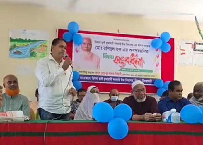 ডিমলা রানী বৃন্দারানী বিদ্যালয়ের অফিস সহকারী রশিদুলকে বিদায় সংবর্ধনা।