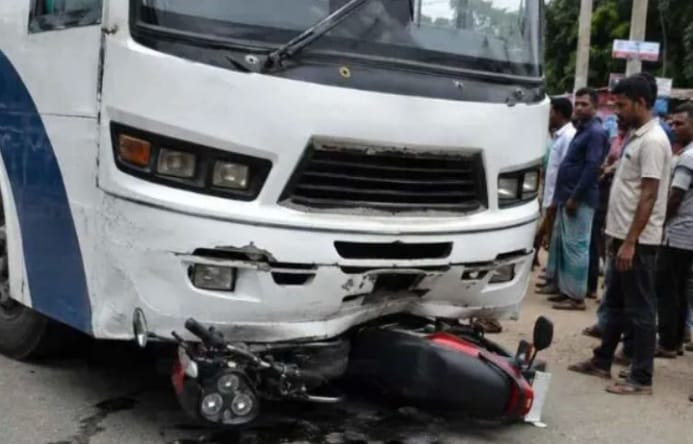 রাজধানীতে বাসের ধাক্কায় ডিমলার সন্তান রাইড শেয়ারিং চালক নিহত, আটক ২।
