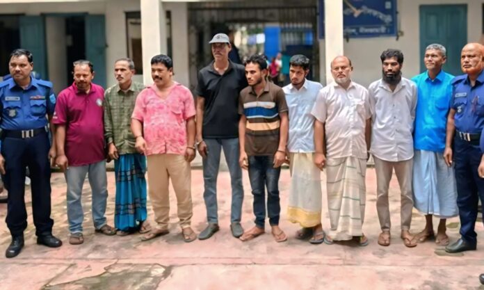 ডিমলায় জুয়া খেলার আসর থেকে ৮ জুয়ারু আটক।