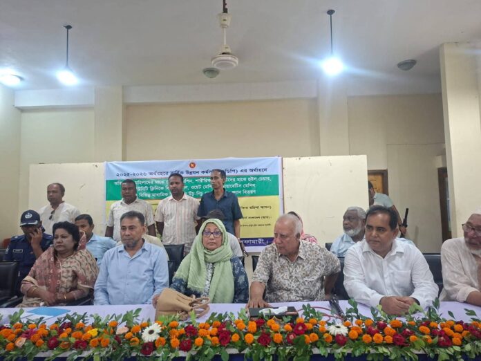 ডিমলায় দরিদ্রদের মাঝে সেলাই মেশিন ও প্রতিবন্ধীদের মাঝে হুইল চেয়ার বিতরণ।