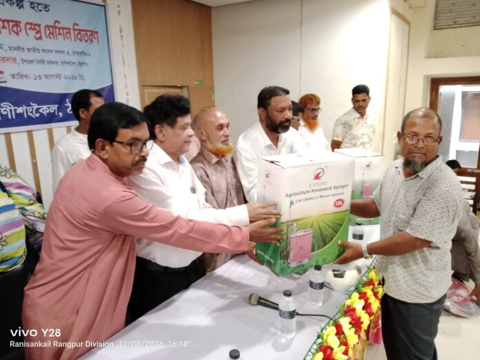 রাণীশংকৈলে ক্রীড়া শিক্ষা ও কৃষি সামগ্রী বিতরণ।