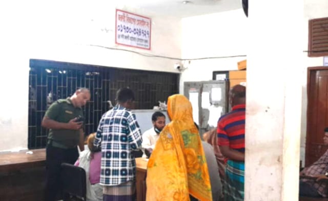 রাতের আঁধারে রহস্যময় বন্যপ্রাণীর তাণ্ডব: রাণীশংকৈলে আহত অন্তত ১০, আতঙ্কে তিন গ্রামের মানুষ।
