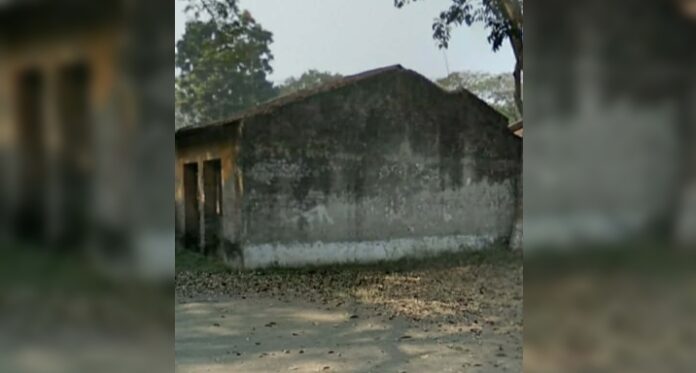 বোয়ালমারীতে নিলাম ছাড়াই সরকারি ভবন বিক্রি।